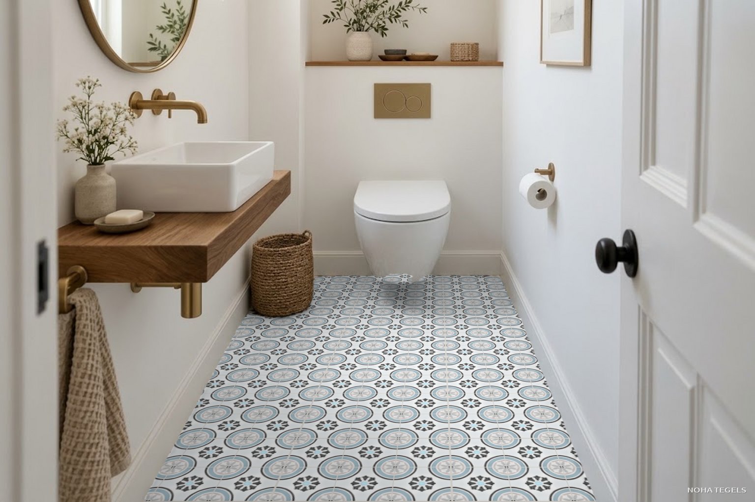 Sfeerfoto Noha Medina Blue Dhalia toilet met de echte tegel