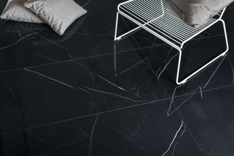 Ariostea Marmi Classici tegels in een interieur