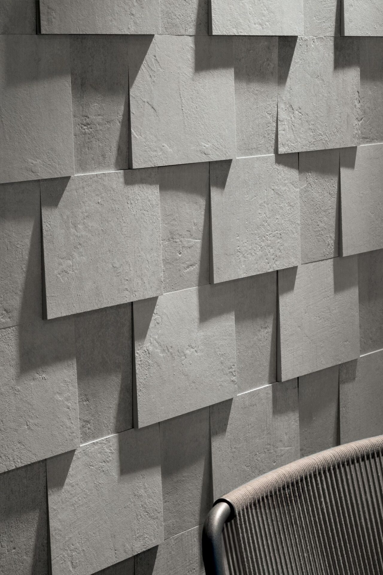 Kronos Prima Materia Sandalo in een interieur